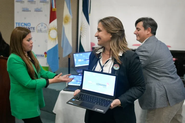 Prunotto entrega netbooks en Huinca Renancó