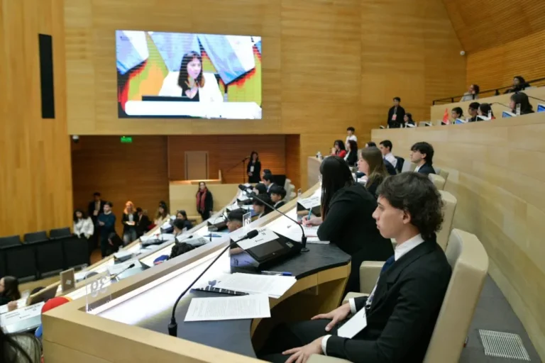 Estudiantes debaten sobre actualidad internacional en la Legislatura