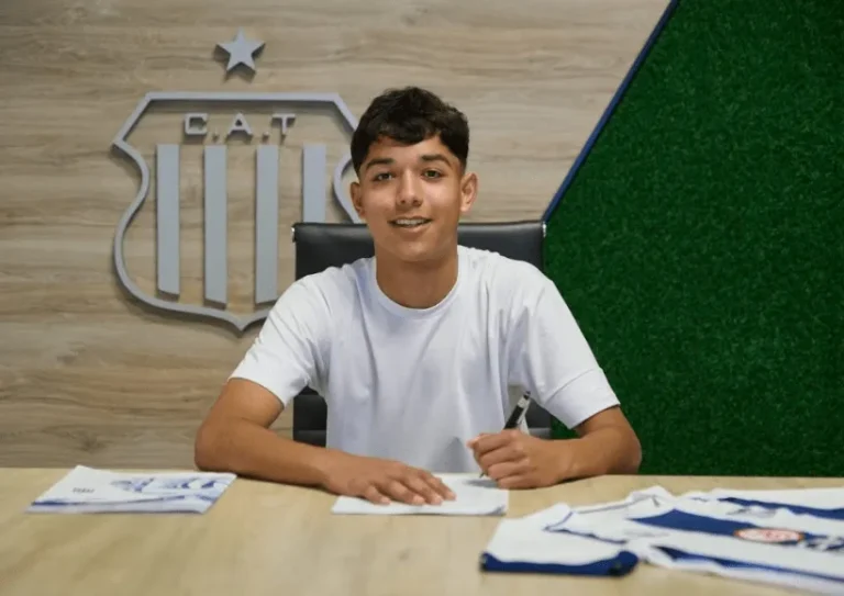 Joven rioprimerense firma con Talleres