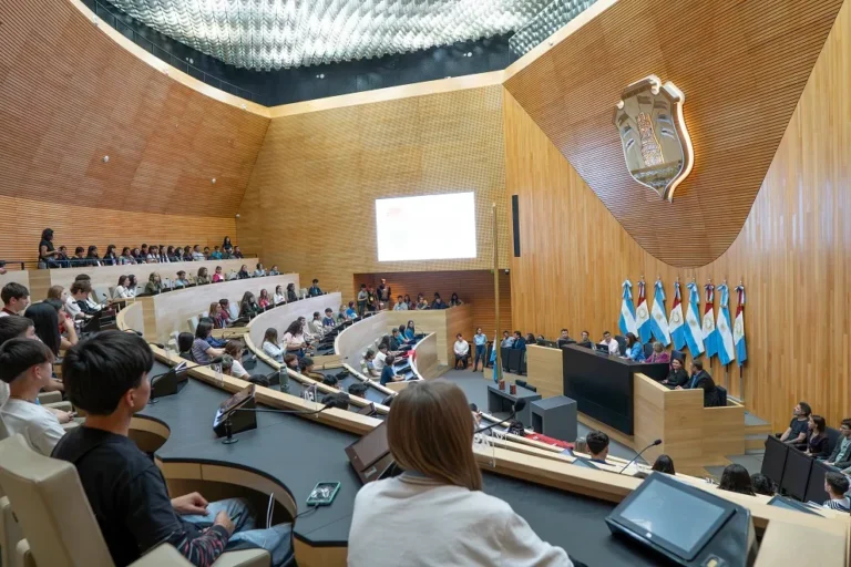 En la Legislatura, estudiantes participaron del programa Parlamento Juvenil
