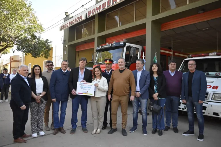 La vicegobernadora entregó aportes a Bomberos de Freyre y Porteña