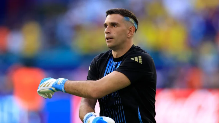 FIFA sancionó a Dibu Martínez y se perderá dos partidos con la selección