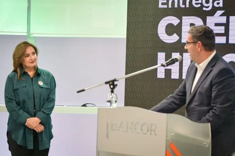 La Vicegobernadora Prunotto entrega créditos hipotecarios