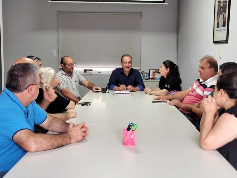 Santiago Temple trabaja en mejoras educativas