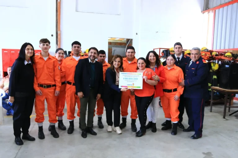 La Vicegobernadora entrega aportes a bomberos