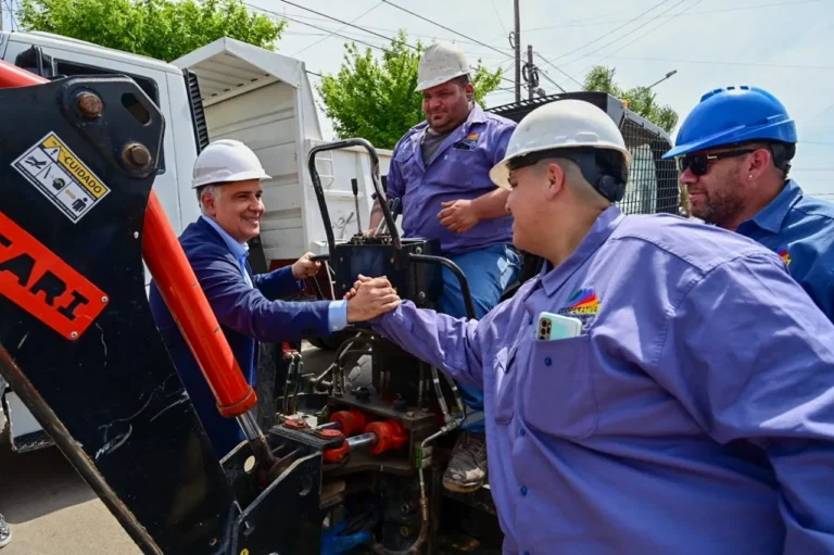 Llaryora lanza recambio de cañerías en Oliva