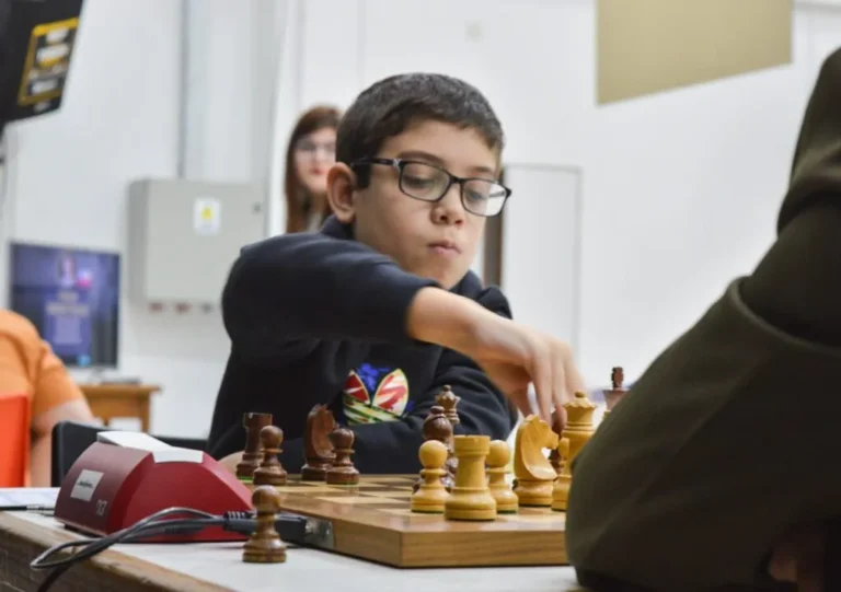 Faustino Oro lidera el Argentino Superior Absoluto de Ajedrez