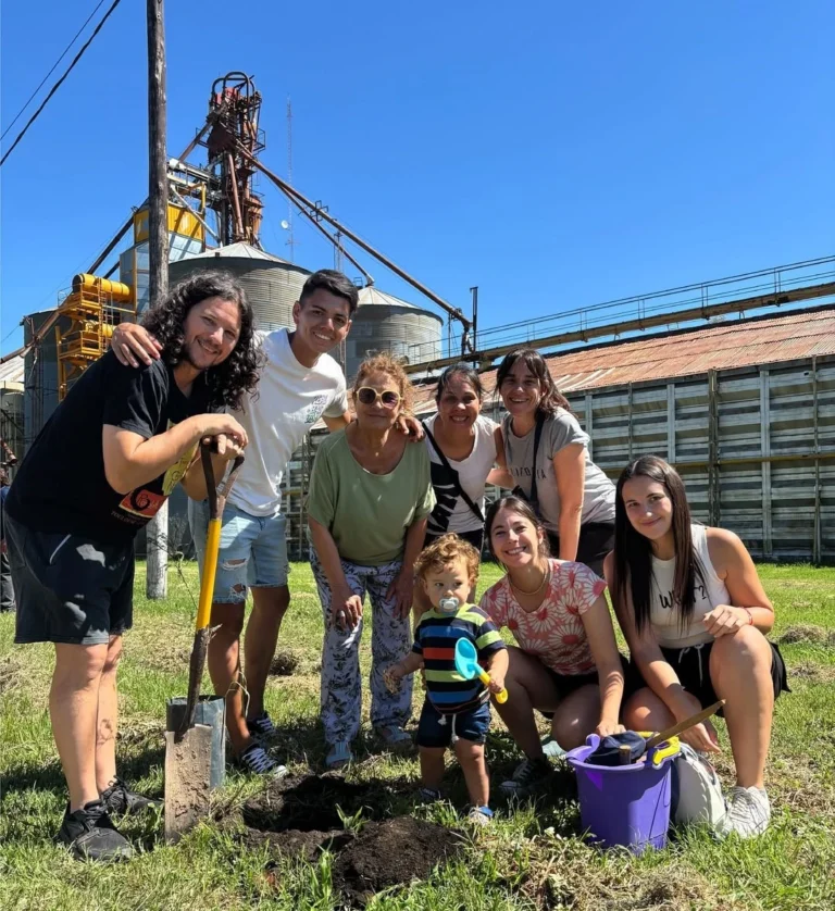Laguna Larga planta 87 árboles nativos