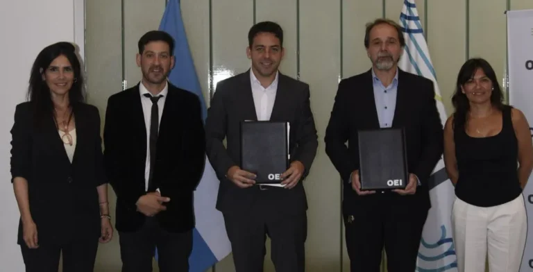 Laguna Larga firma Convenio con la OEI