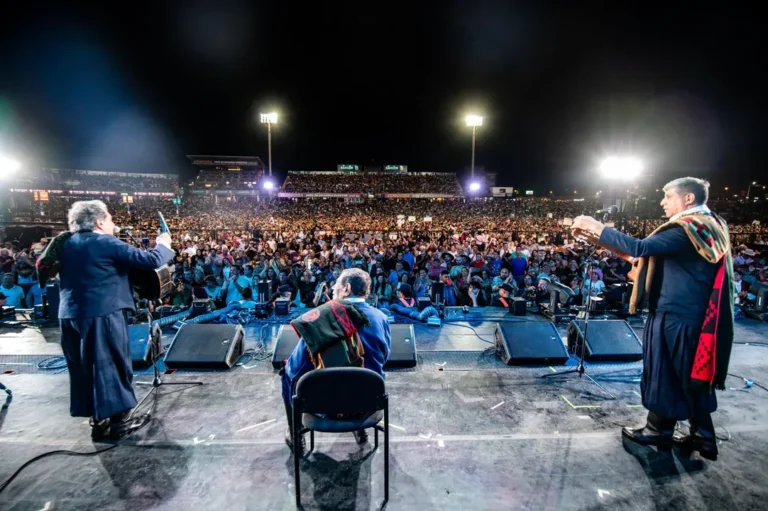 Multitudinaria noche santiagueña en Jesús Maria