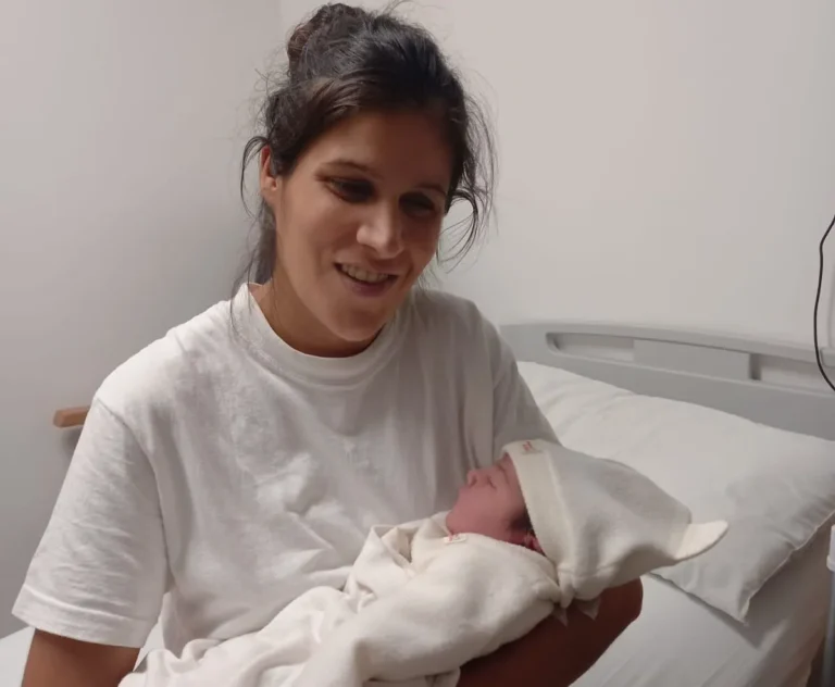 Valentina es la primera bebé nacida en 2025 en el sistema público provincial