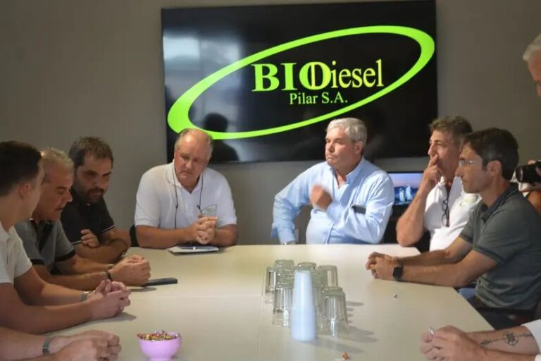 Valiente recorre la planta de biodiésel en Pilar