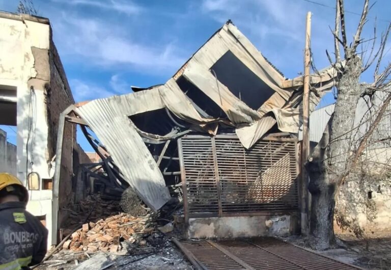 Se incendió una pensión en Córdoba: hay 2 muertos y 3 heridos graves