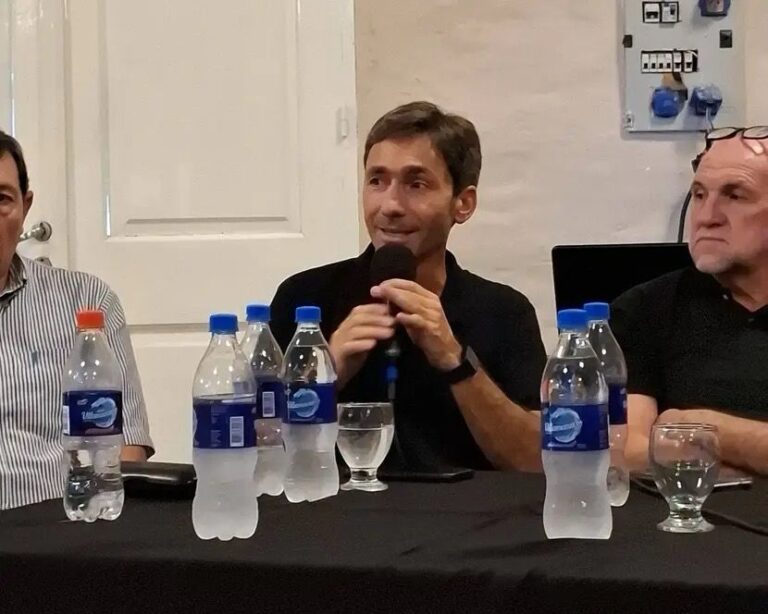 Valiente asistió a la entrega de aportes a consorcios camineros y productores de Río Segundo