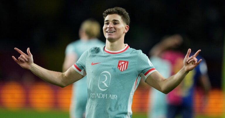 Julián Álvarez marcó en el Atlético vs Barça 