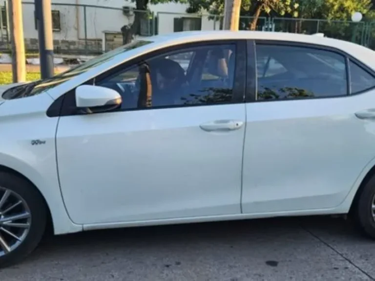 Córdoba: detienen a cinco jóvenes con un Toyota Corolla buscado por la justicia