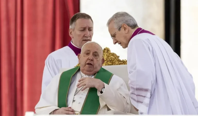 El Papa interrumpió la lectura de su homilía por problemas respiratorios