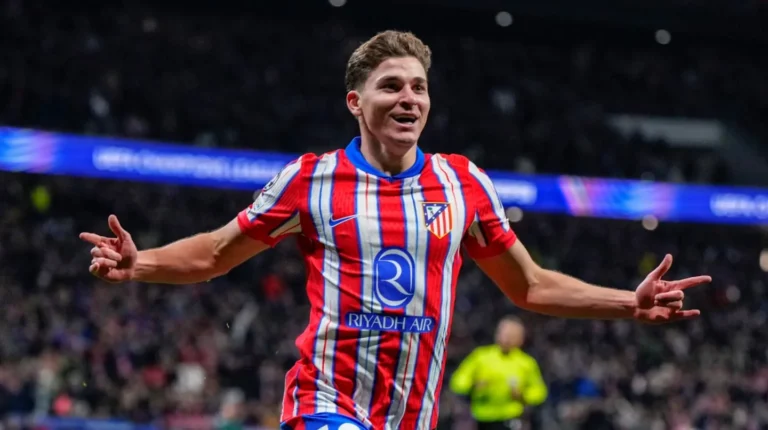 Gran gesto de Julián Álvarez con un niño