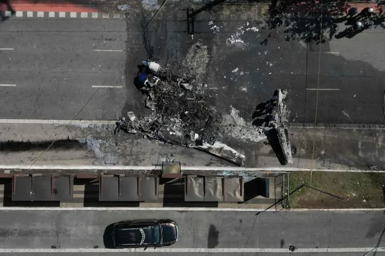 Cayó una avioneta en una avenida en San Pablo