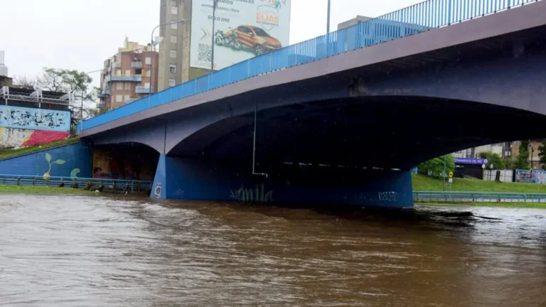 Caos por intensa lluvia en Córdoba