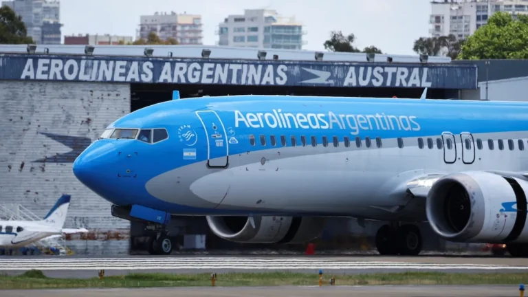 Un avión de Aerolíneas Argentinas aterrizó de emergencia en Ezeiza