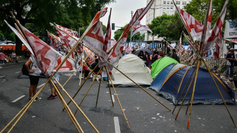 Un juez prohibió quitarles los planes a los piqueteros que cortan calles