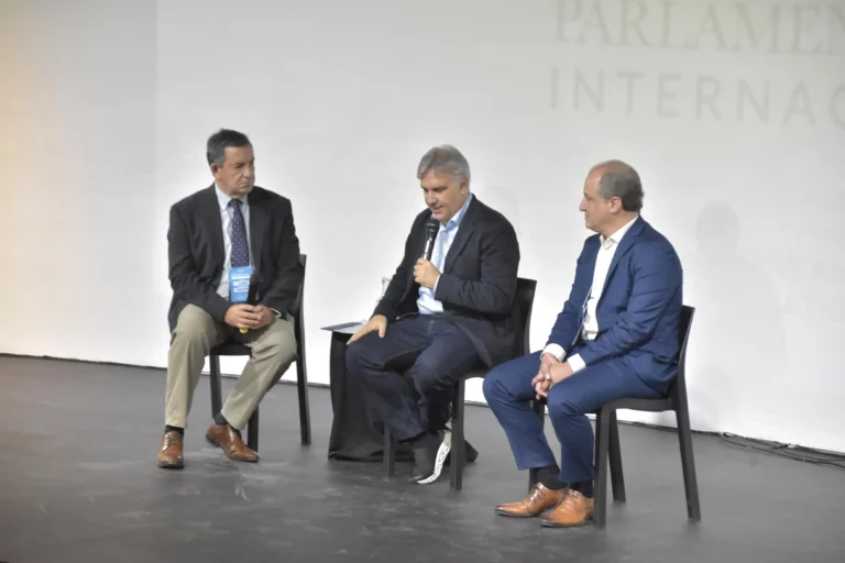 Llaryora y Ferace juntos en “Parlamento y Fé”