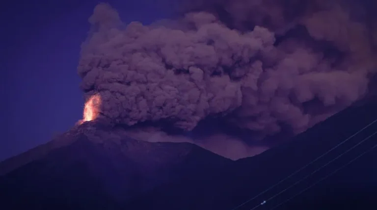 Guatemala: 200 evacuados por erupción volcánica