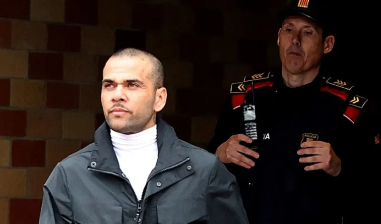  Absolvieron a Dani Alves