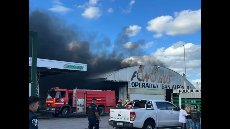 Controlan incendio en galpones de Fono Bus