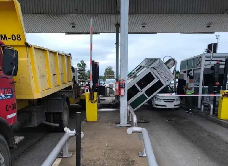 Una cabina de peaje cae sobre auto