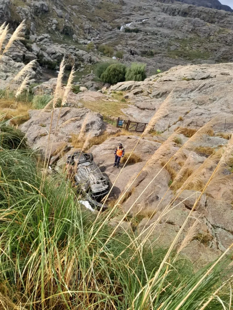 Un auto cayó a un precipicio en Córdoba