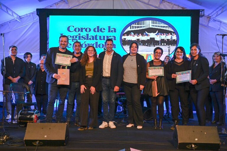 Coro de la Legislatura brilló en la Feria del Libro