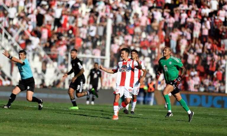 Instituto goleó a Riestra