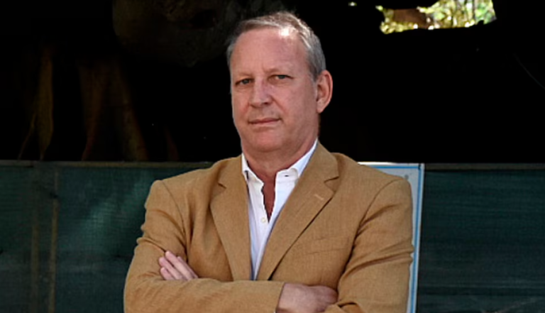 Duro cruce entre la industria del cine y el director del INCAA