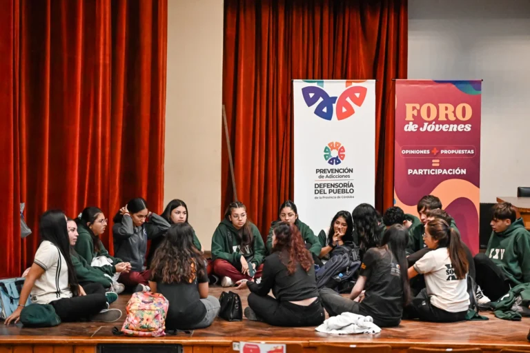 Un centenar de jóvenes debatieron sobre adicciones