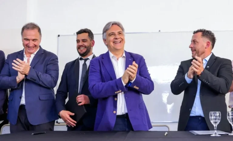 Llaryora entregó viviendas y créditos a vecinos de Tanti