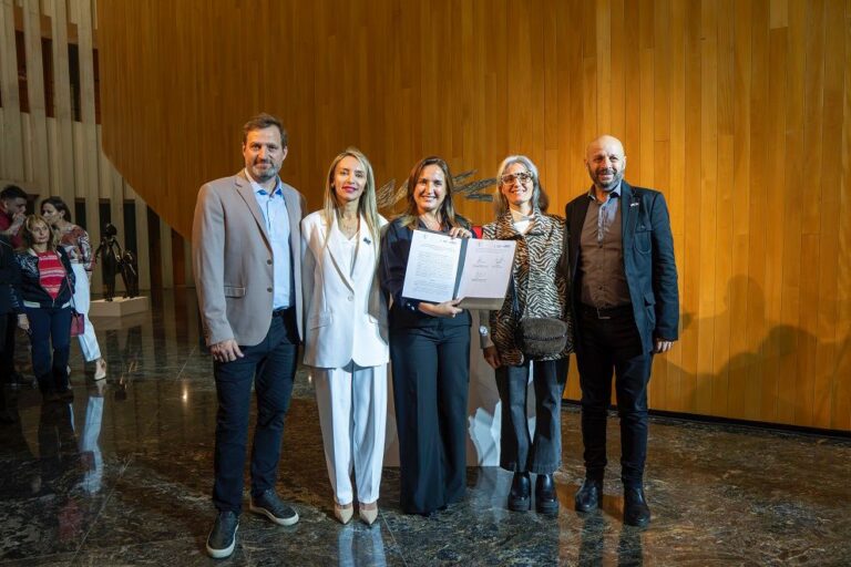 Prunotto en la muestra de esculturas