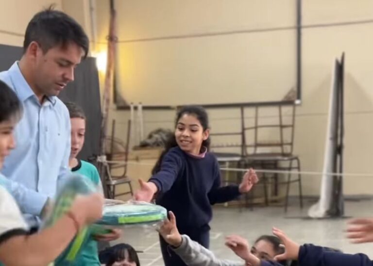 Matías Torres Cena entregó kits en escuelas