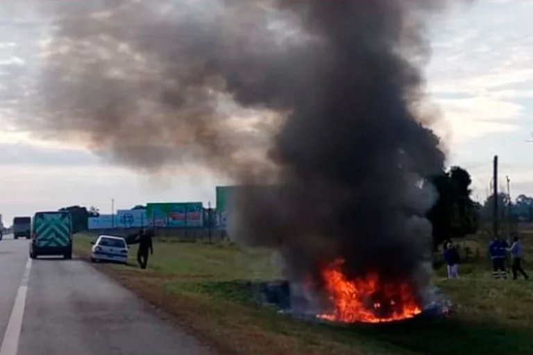 Una pareja murió calcinada al volcar con su auto
