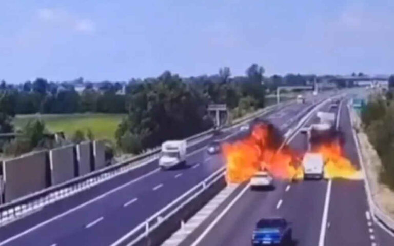 Italia: una avioneta se estrelló en medio de una autopista