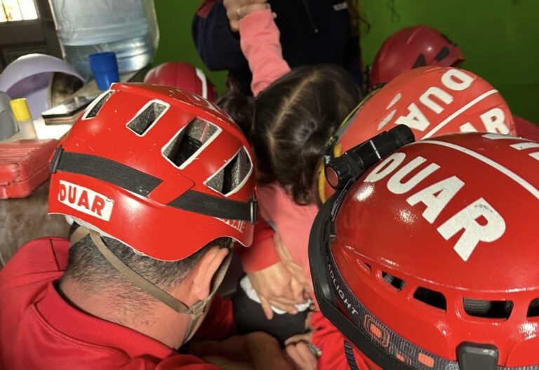 Nena atascada en un secarropas 