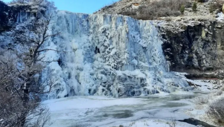 El frío extremo congeló una cascada de 30 metros en Chubut