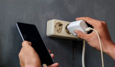 Una adolescente falleció por una posible descarga eléctrica del celular