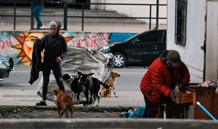 Según la Universidad Torcuato Di Tella, la pobreza alcanzó su nivel más bajo desde 2018
