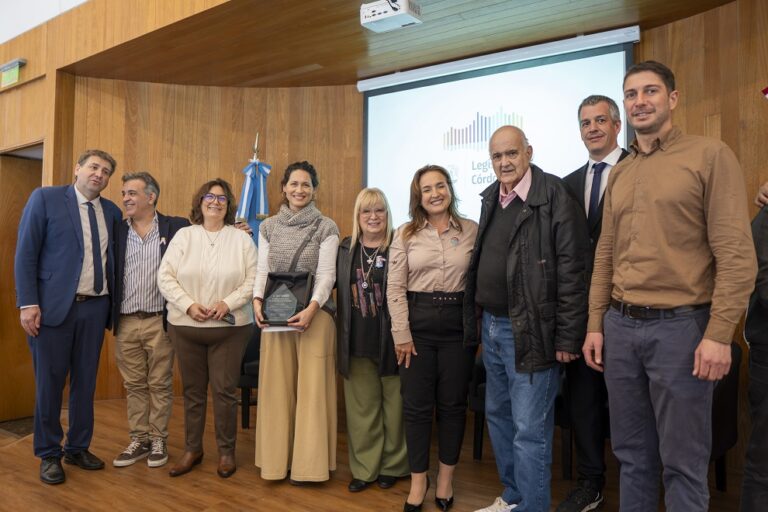 Prunotto junto a los científicos María Carla de Aranzamendi y Marcos Tatián