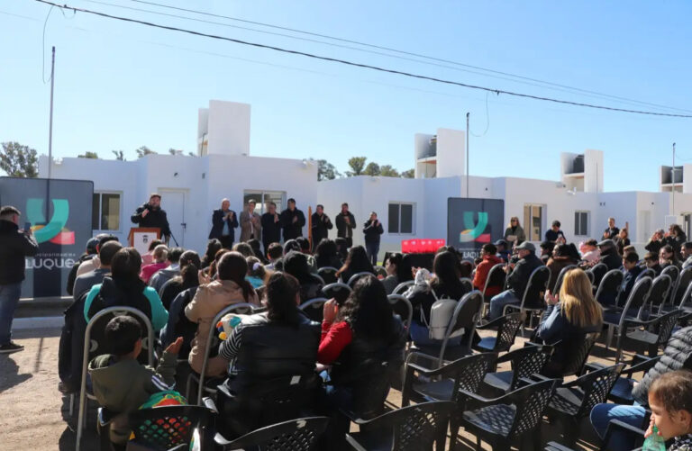 Entrega de viviendas en Luque 