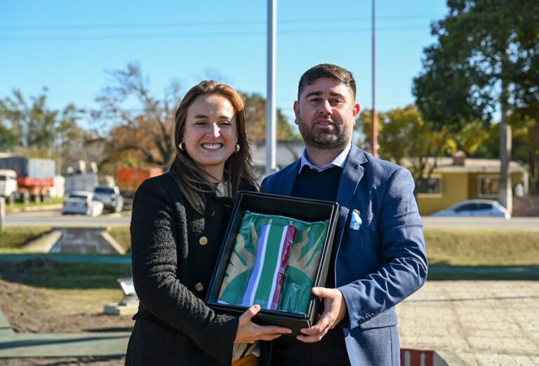 Rincón presentó su Bandera