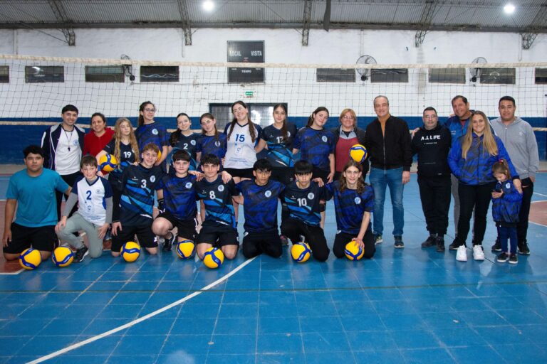 Ferace entregó pelotas de vóley al Club Sarmiento