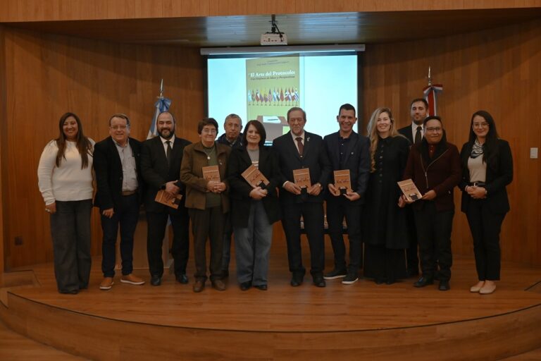 Presentaron en la Legislatura el libro “El arte del protocolo”